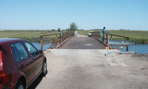 Stahlspundbohlen und Stahlträger bilden die Basis der neuen Brücke